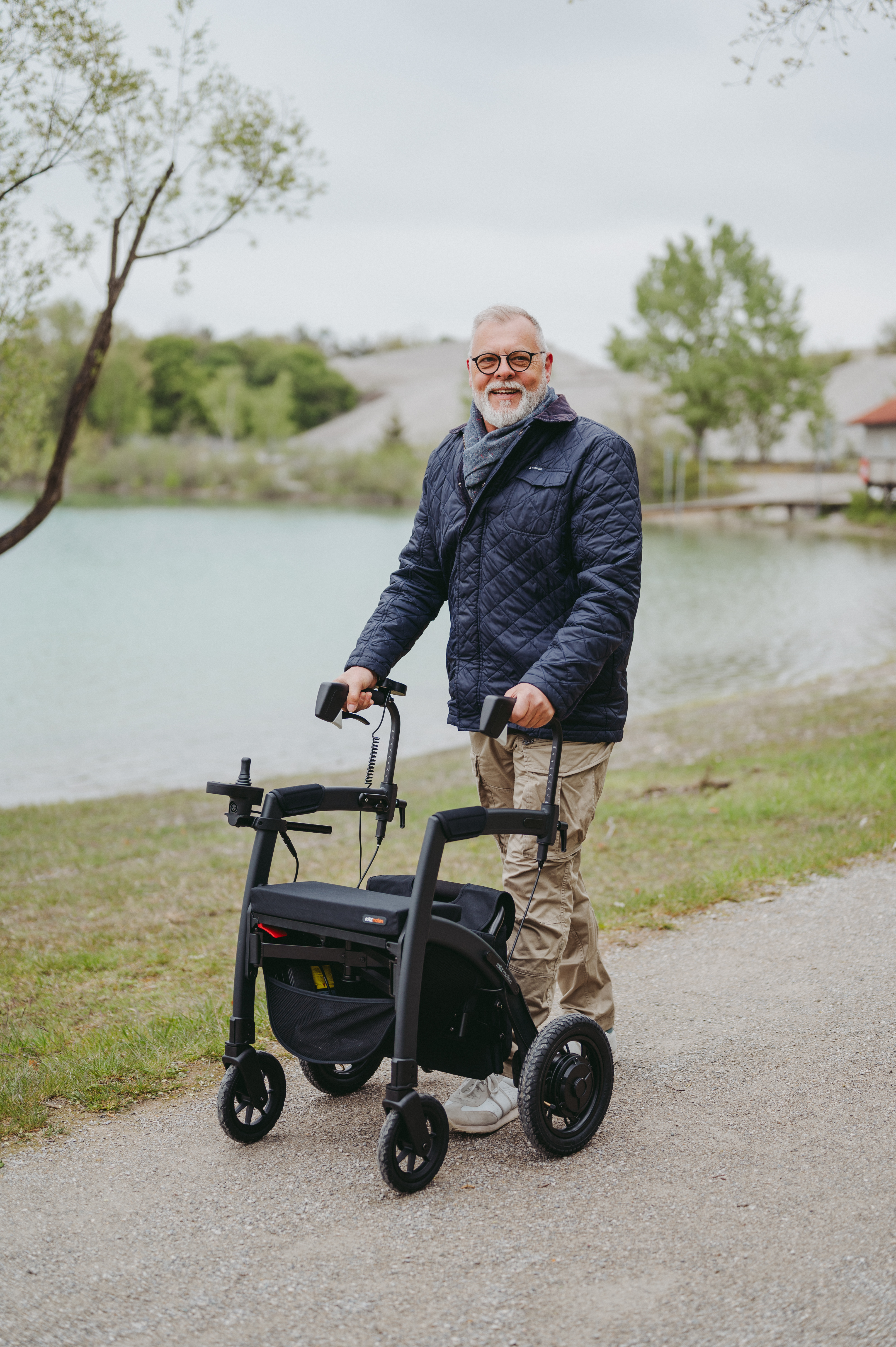 2in1 Rollator & Rollstuhl in Benutzung ein Mann schiebt den Rollz Motion Electric Rollator