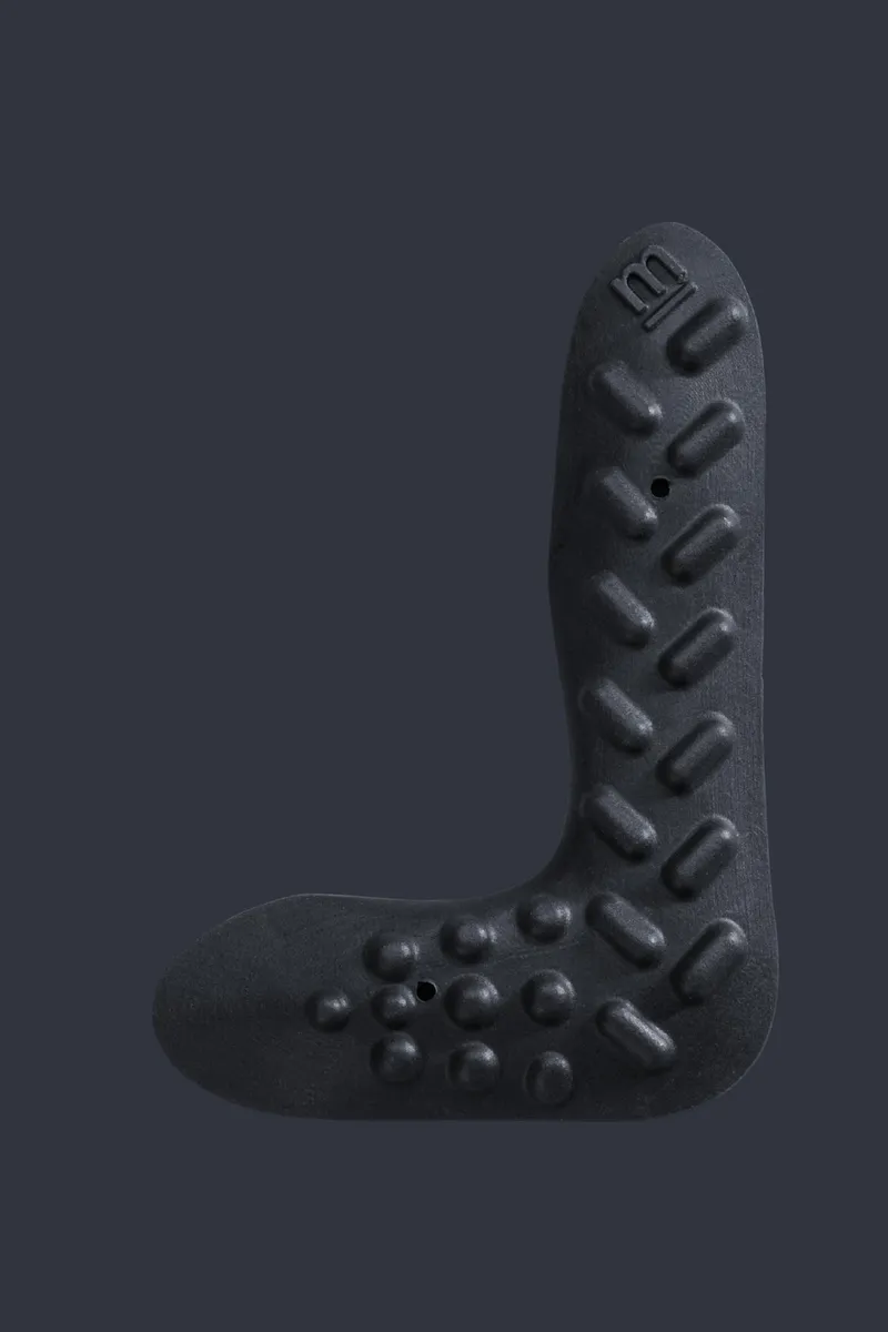 medi Levamed E+motion Sprunggelenkbandage in Black geometric mit 3D-Silikon-Quarz-Pelotten - Abbildung pelotte