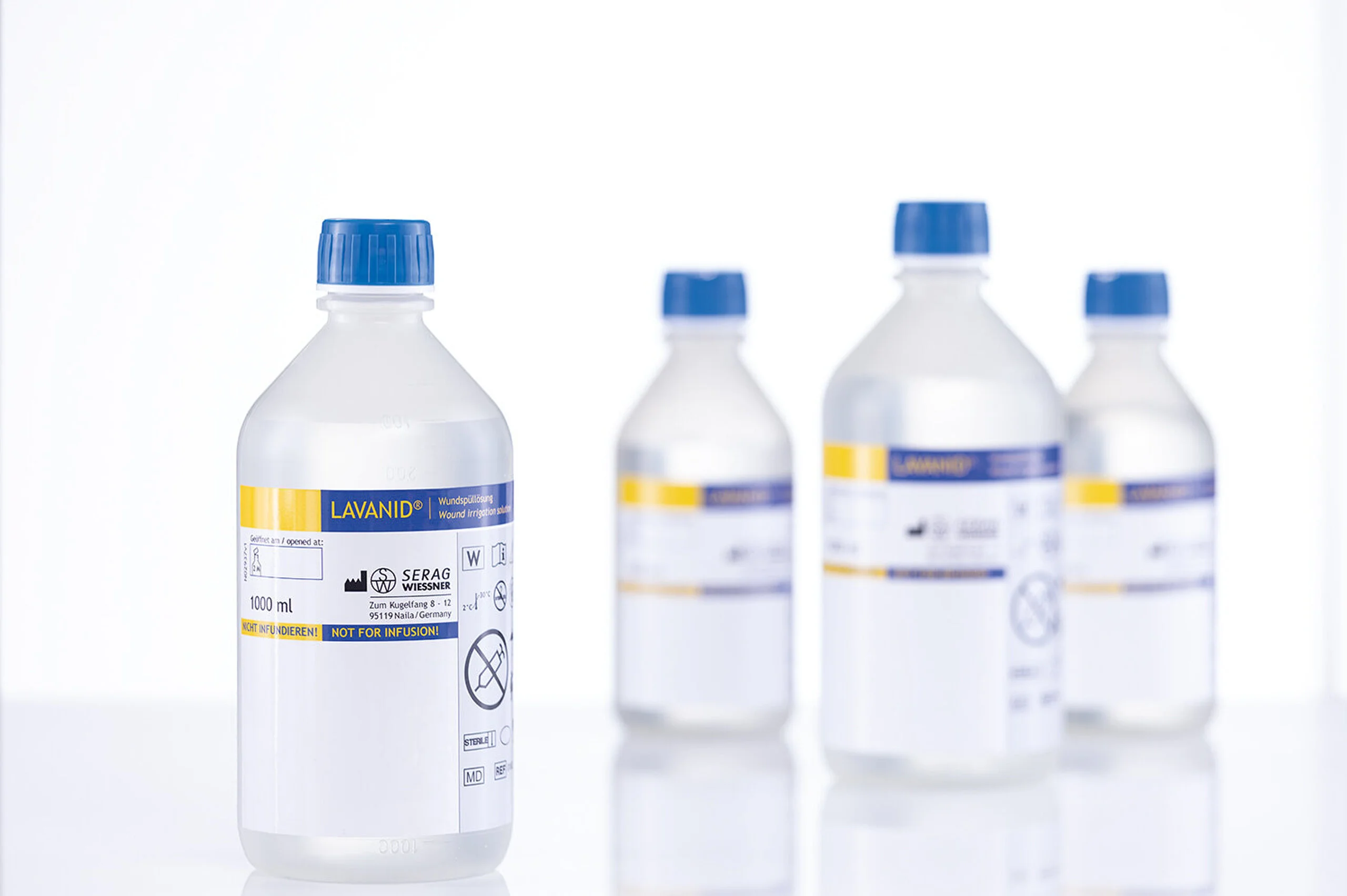 Sterile Kunststoffflasche der klaren, farblosen LAVANID Wundspüllösung zur professionellen Wundreinigung.