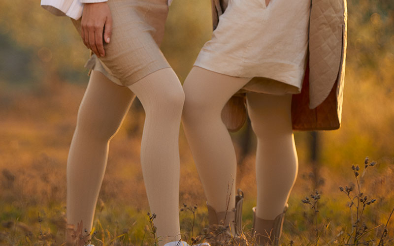 AT Kompressionsstrumpfhosen von Bauerfeind und Medi Zwei Frauen wandern und tragen AT Kompressionsstrumpfhosen