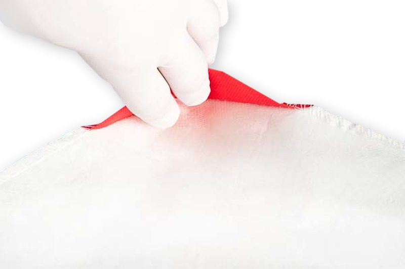 Weiße NOBAKARP Einmal-Patientendecke aus Vliesstoff mit roten Befestigungsecken für den Krankentransport.