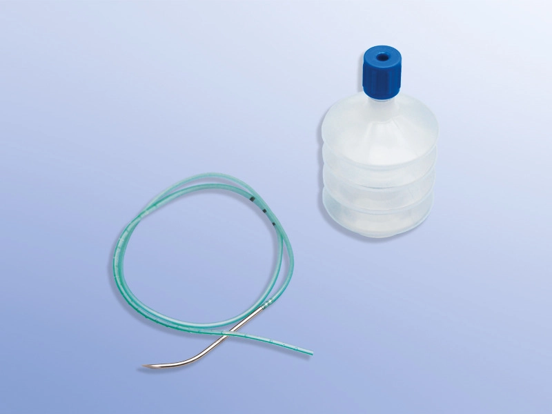 Redon-Mini-Saug-Sets 40 ml Abbildung des Redon-Mini-Sets: Faltenbalg-Reservoir, Kreuzperforationszone mit befestigter Einführungsnadel