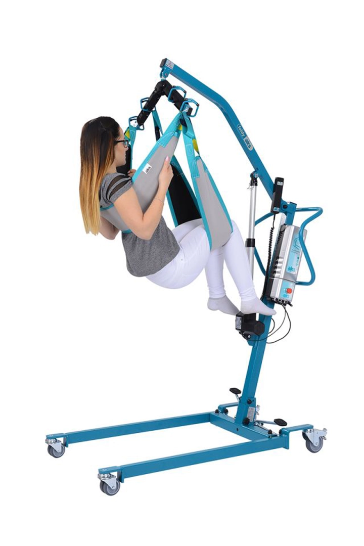 Person verwendet Aufrichtgurt für Hebelifter