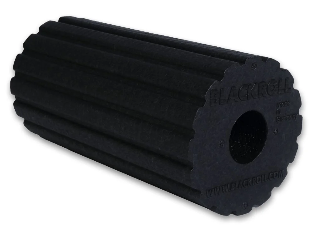 BLACKROLL Groove Standard Blackroll Faszienrolle in der Farbe schwarz, mit Rillen für die Durchblutung