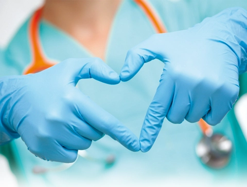 Krankenschwester mit Einmalhandschuhen