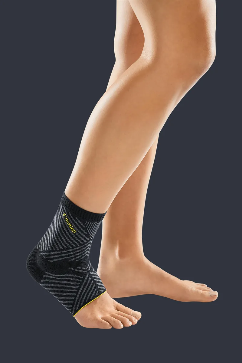 medi Levamed E+motion Sprunggelenkbandage in Black geometric mit 3D-Silikon-Quarz-Pelotten