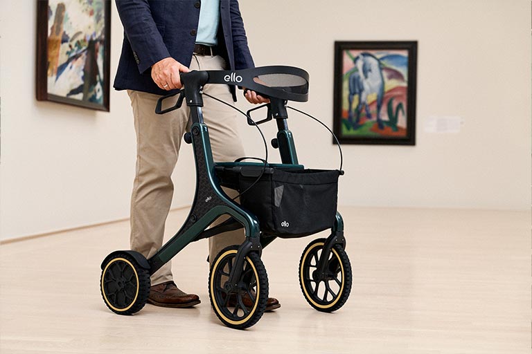 ein Mann schiebt seinen ello Elektro-Rollator