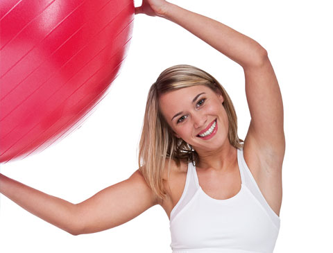 Person hält einen Pinken Gymnastikball in der Hand