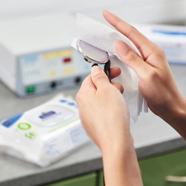 Anwendung der Bacillol® 30 Sensitive Green Tissues