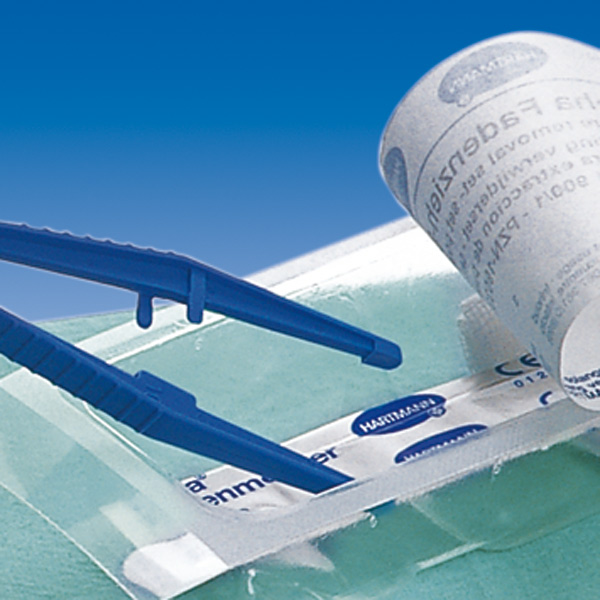 Steriles Peha® Fadenzieh-Set von Hartmann mit Pinzette, Fadenmesser und Vliesstoff-Kompressen in einer Kunststoffschale.